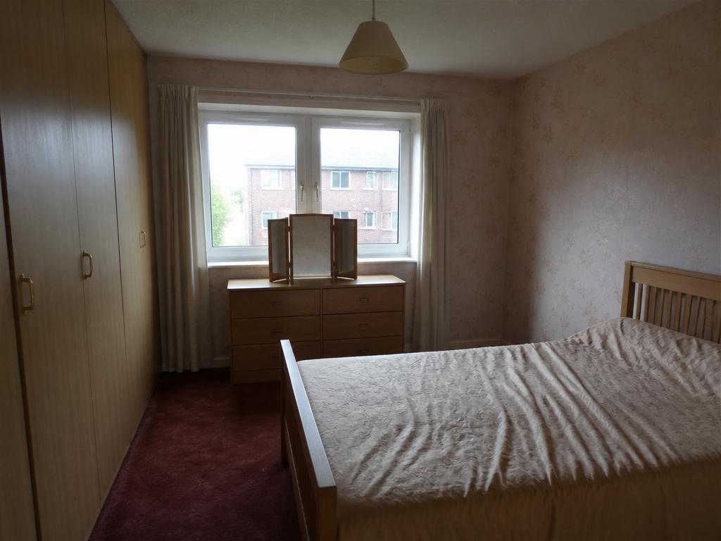 Antes: Dormitorio anticuado, renovado